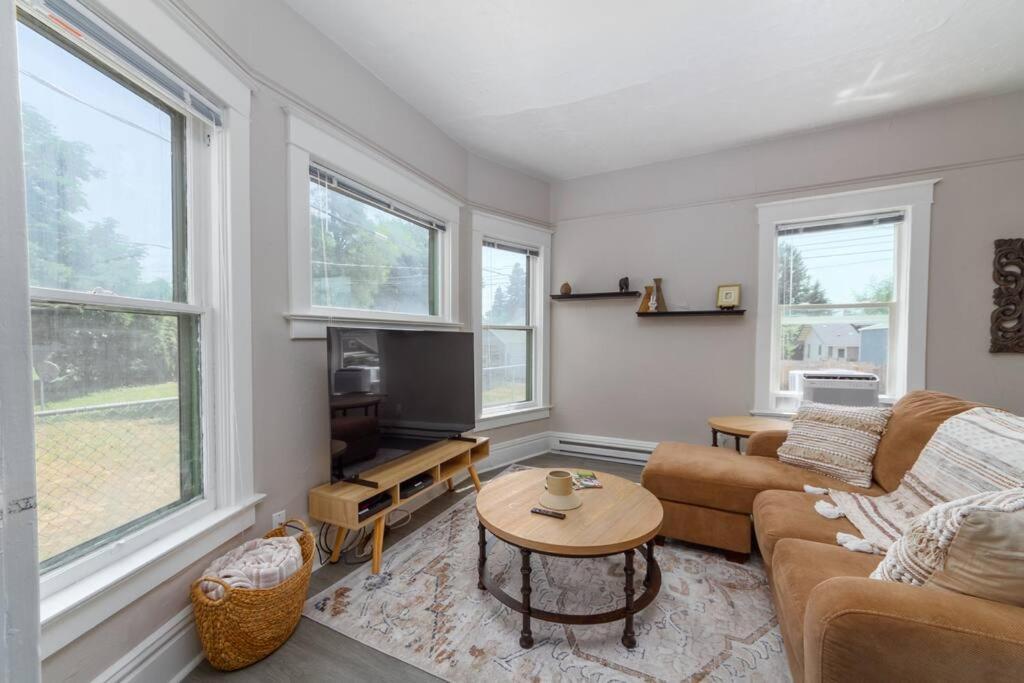 Renovated 2 Bed 2 Bath Near Arena And Downtown *