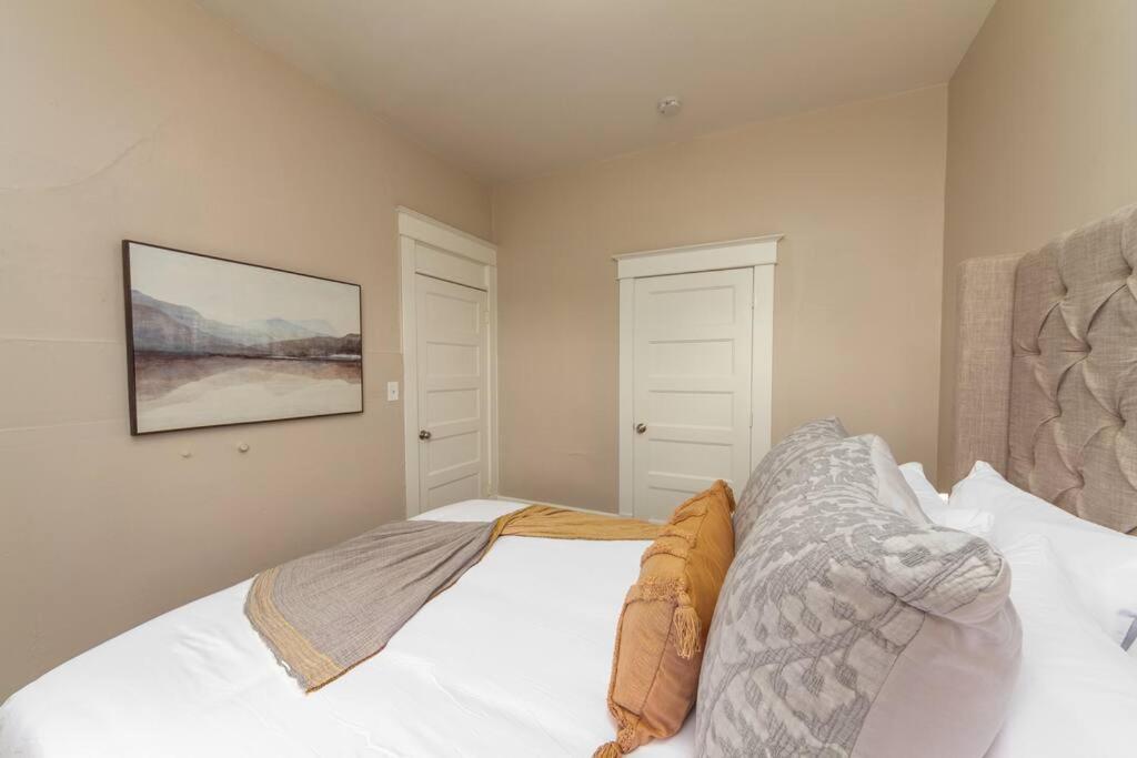 Apartment Renovated 2 Bed 2 Bath Near Arena And Downtown